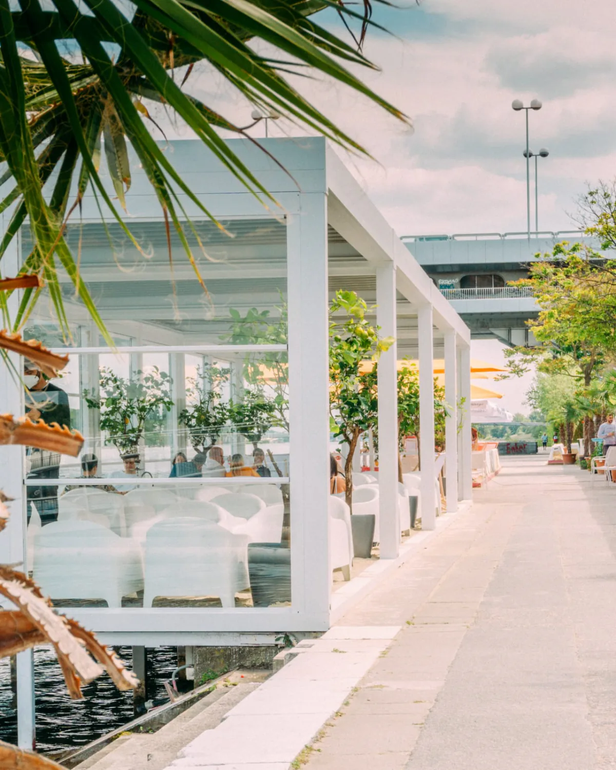 Sansibar, Donauinsel – Verglaste Terrassenseite entlang der Promenade